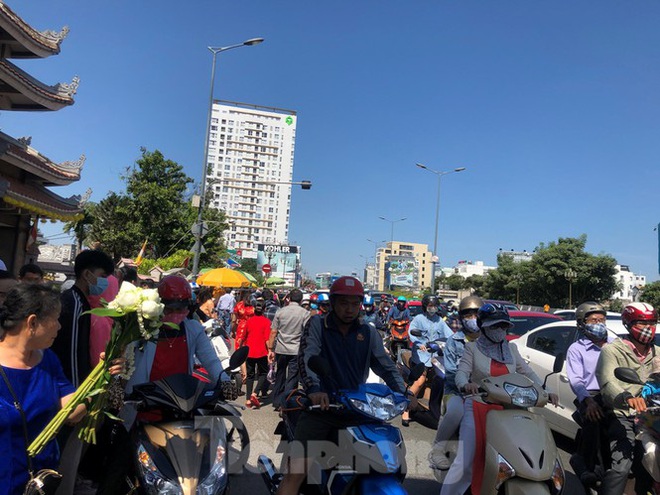 Người Sài Gòn chen chân đi lễ, đường vào chùa kẹt cứng - Ảnh 19.