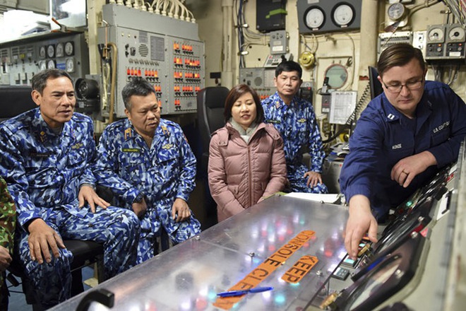 [ẢNH] Cảnh sát biển Việt Nam thăm tàu tuần tra USCGC John Midgett sắp được Mỹ bàn giao - Ảnh 2.