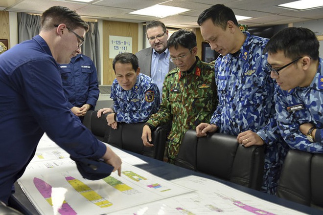 [ẢNH] Cảnh sát biển Việt Nam thăm tàu tuần tra USCGC John Midgett sắp được Mỹ bàn giao - Ảnh 3.