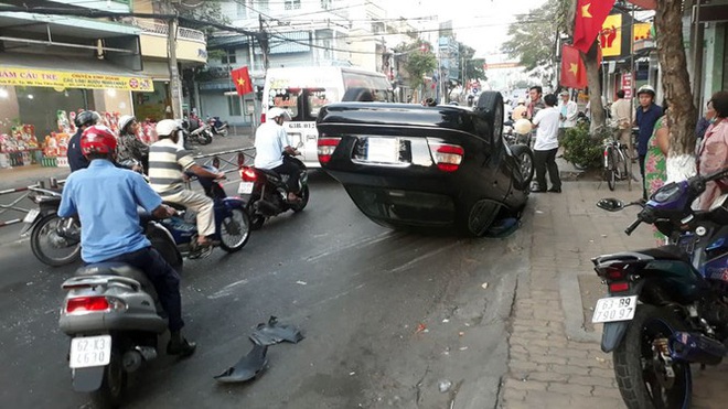 Xế hộp lật nhào giữa đường, tài xế và hành khách đập cửa thoát thân - Ảnh 1.