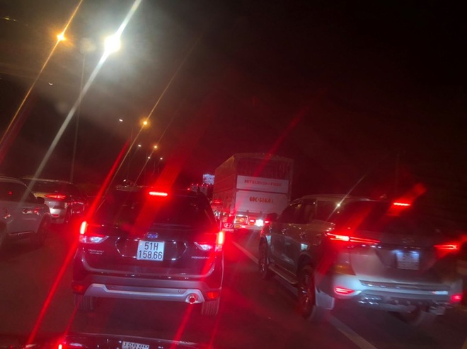 Xe khách bị chết máy trên cao tốc TP HCM – Long Thành – Dầu Giây, giao thông ùn ứ ngày đầu năm mới - Ảnh 1.