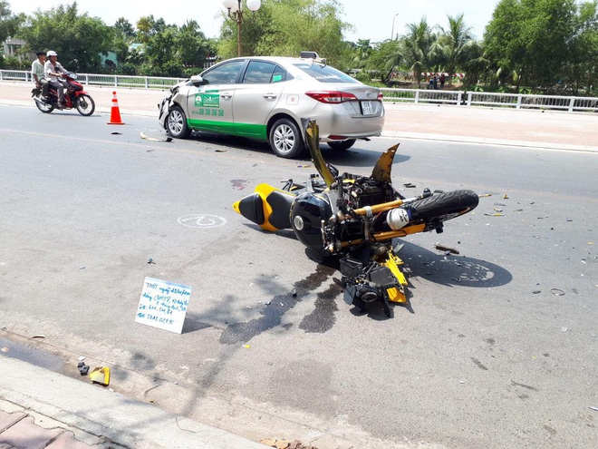 Tai họa xảy ra với thanh niên chạy mô tô phân khối lớn đối đầu taxi Mai Linh - Ảnh 1.