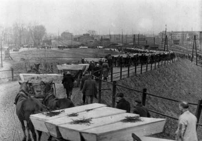 Địa ngục trần gian: Hồng quân nhìn thấy gì sau khi giải phóng trại tập trung Auschwitz? - Ảnh 1.