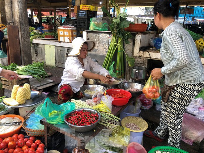 Khan hàng, rau xanh tăng giá chóng mặt ngày mùng 5 Tết - Ảnh 1.