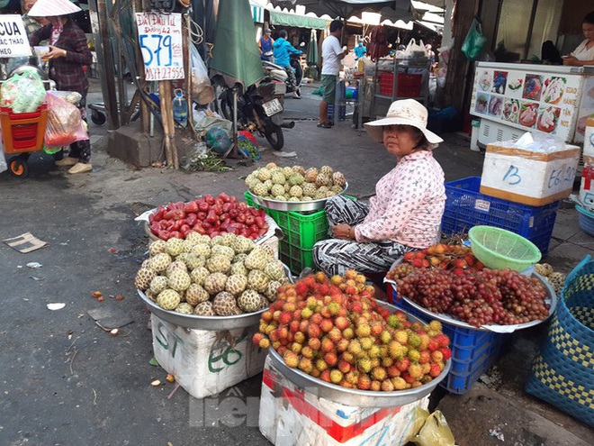 Khan hàng, rau xanh tăng giá chóng mặt ngày mùng 5 Tết - Ảnh 2.