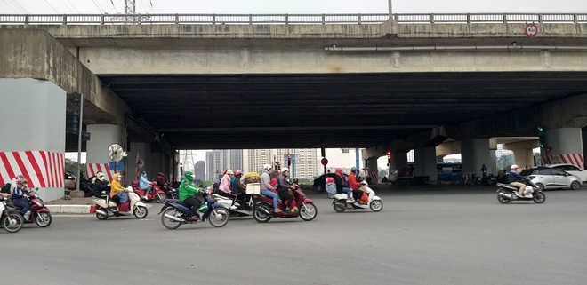 Hình ảnh lạ trên đường phố Hà Nội sau kỳ nghỉ Tết Nguyên đán - Ảnh 3.