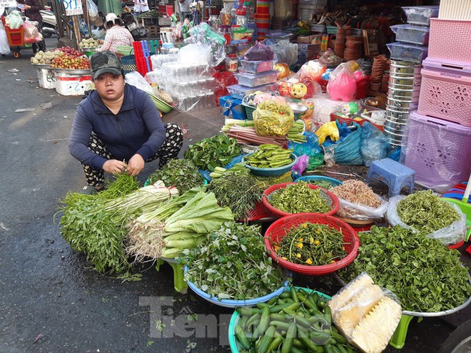 Khan hàng, rau xanh tăng giá chóng mặt ngày mùng 5 Tết - Ảnh 3.