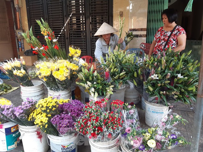 Khan hàng, rau xanh tăng giá chóng mặt ngày mùng 5 Tết - Ảnh 8.