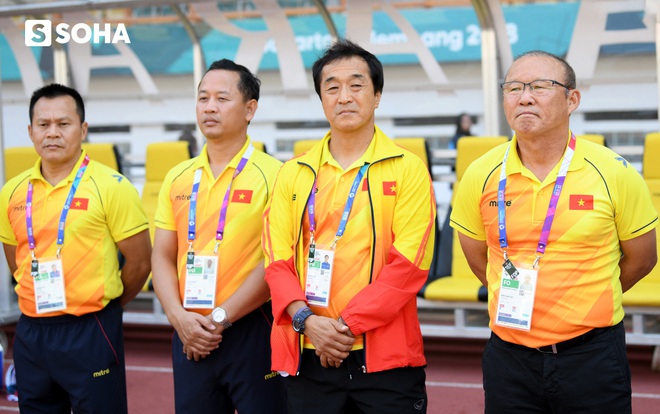 Trợ lý ngôn ngữ Lê Huy Khoa: Cởi đồ cầu thủ ra đi. Người đầy sẹo, chân biến dạng. Trời ơi, tội lắm - Ảnh 2.