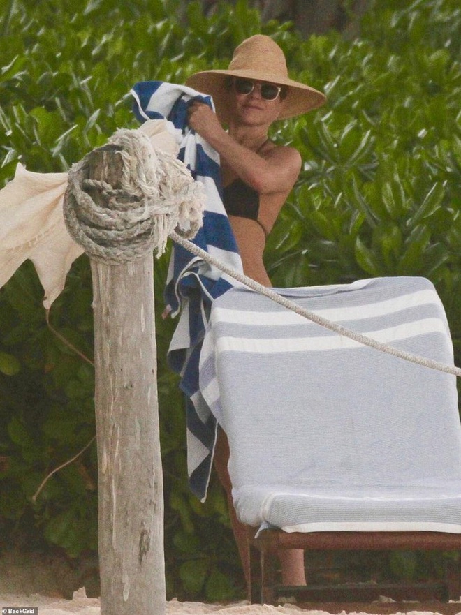 Jennifer Aniston diện bikini khoe body ở tuổi 50 - Ảnh 1.