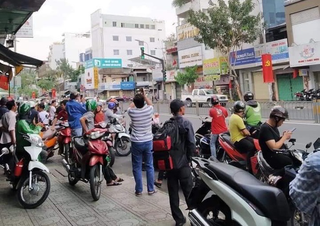 Công an bao vây đối tượng nghi mang lựu đạn vào ngân hàng ở Sài Gòn - Ảnh 1.