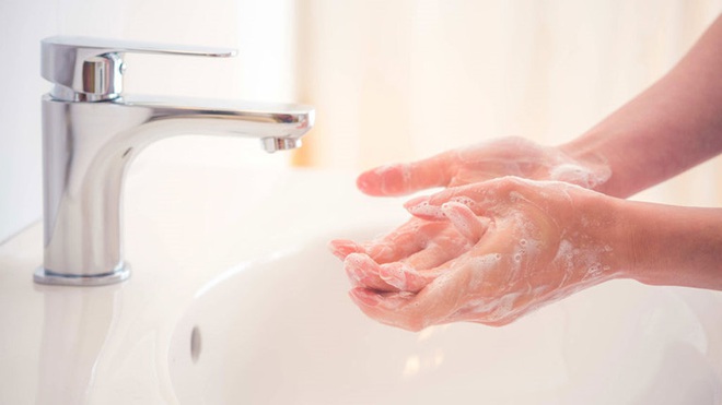 Bác sĩ Việt từ Mỹ hướng dẫn cách chọn nước rửa tay phòng virus Corona - Ảnh 1.