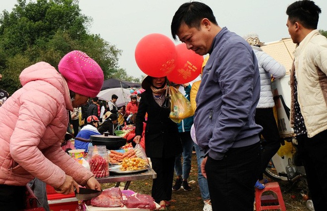 CLIP: Hàng ngàn người đi chợ đánh nhau cầu may - Ảnh 14.