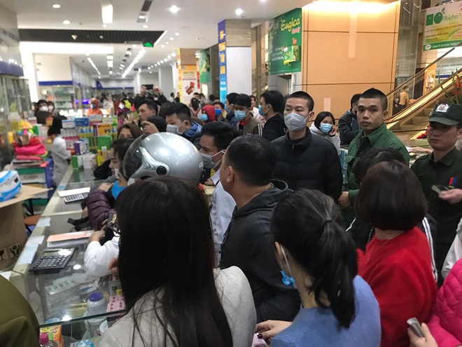 Hà Nội: Người dân xếp hàng ở phố Chùa Láng nhận khẩu trang miễn phí chống virus Corona - Ảnh 7.