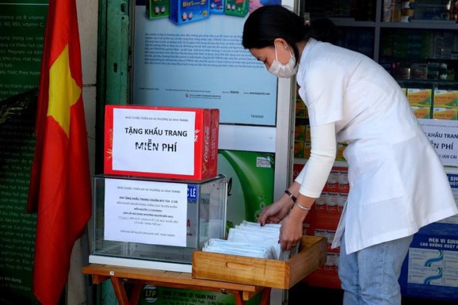 Không chỉ tặng khẩu trang phòng virus corona, quán cà phê ở TP HCM còn có nhiều hành động ấm lòng - Ảnh 2.