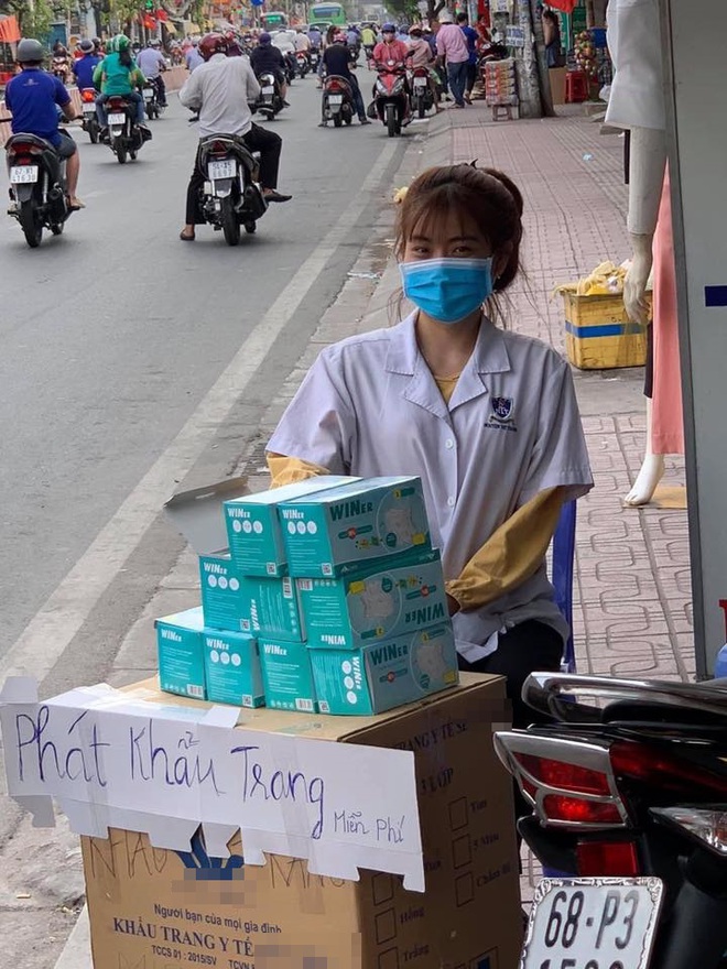 Không chỉ tặng khẩu trang phòng virus corona, quán cà phê ở TP HCM còn có nhiều hành động ấm lòng - Ảnh 3.