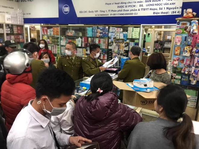Hà Nội: Người dân xếp hàng ở phố Chùa Láng nhận khẩu trang miễn phí chống virus Corona - Ảnh 9.