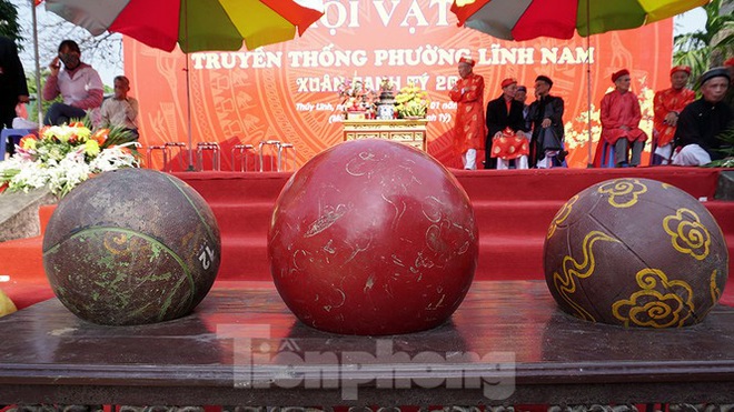 Mãn nhãn với trai làng tranh cướp nhau quả cầu nặng gần 20kg ở Hà Nội - Ảnh 2.