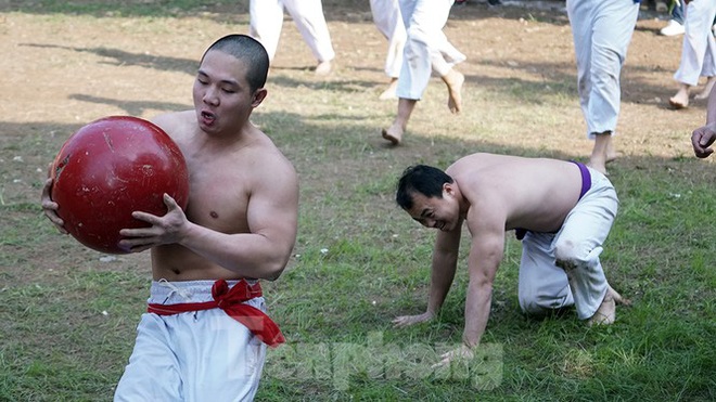 Mãn nhãn với trai làng tranh cướp nhau quả cầu nặng gần 20kg ở Hà Nội - Ảnh 12.