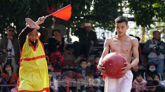 Mãn nhãn với trai làng tranh cướp nhau quả cầu nặng gần 20kg ở Hà Nội - Ảnh 15.