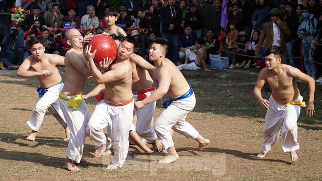 Mãn nhãn với trai làng tranh cướp nhau quả cầu nặng gần 20kg ở Hà Nội - Ảnh 5.