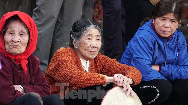 Mãn nhãn với trai làng tranh cướp nhau quả cầu nặng gần 20kg ở Hà Nội - Ảnh 10.