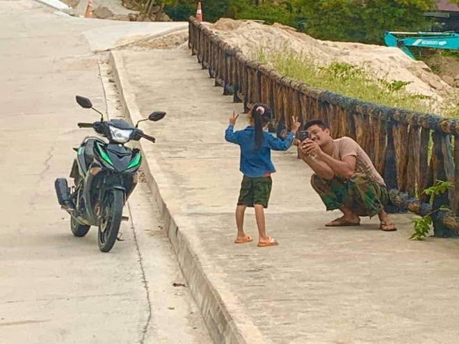 Bố dừng xe bên đường để chụp hình cho con, khoảnh khắc khiến nhiều người xúc động - Ảnh 2.