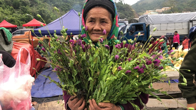 Cây thuốc phiện bày bán công khai ở phiên chợ biên giới Việt - Lào - Ảnh 10.