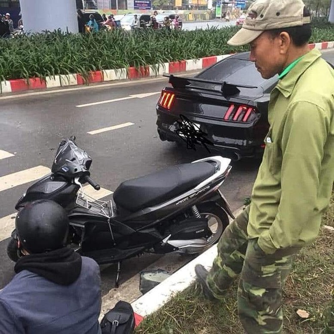 Bị người đàn ông vượt đèn đỏ đâm hỏng đầu siêu xe, chủ ô tô có hành xử bất ngờ - Ảnh 1.