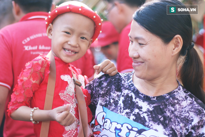 100 bệnh nhi ung thư lần đầu mặc áo dài đón Tết trong bệnh viện: Con mong mẹ sẽ không khóc mỗi đêm - Ảnh 7.