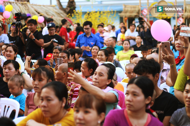 100 bệnh nhi ung thư lần đầu mặc áo dài đón Tết trong bệnh viện: Con mong mẹ sẽ không khóc mỗi đêm - Ảnh 1.