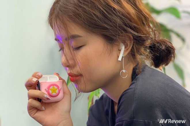 Đeo tai nghe không dây AirPods khi lái xe máy có bị phạt tiền? - Ảnh 1.