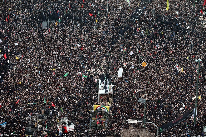 Quan tài bìa giấy, hàng ghế riêng: Hàng triệu người Iran đau xót, khóc nghẹn khi Tướng Soleimani trở về nhà - Ảnh 7.