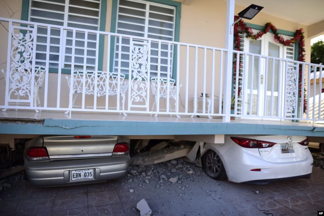 24h qua ảnh: Ô tô nằm bẹp dưới ngôi nhà bị sập - Ảnh 3.