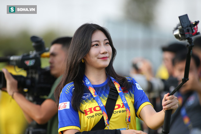 Nữ PV Hàn Quốc đẹp hút hồn, gây chú ý với trang phục ấn tượng ở buổi tập của U23 Việt Nam - Ảnh 3.