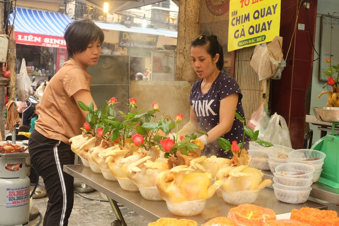 Nửa triệu đồng bộ gà cánh tiên kèm xôi gấc, khách quây kín chờ mua cúng Rằm tháng Chạp - Ảnh 2.