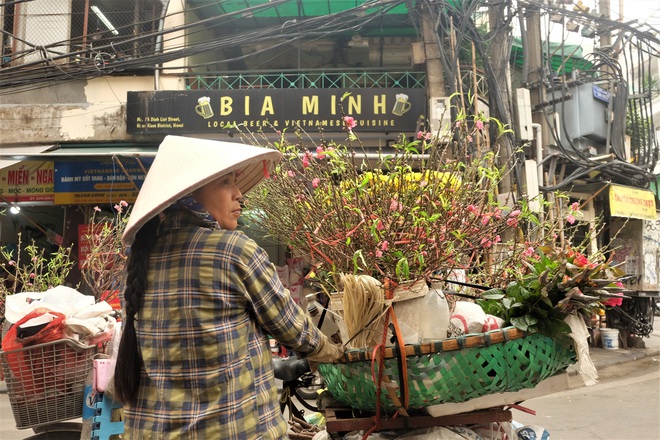 Nửa triệu đồng bộ gà cánh tiên kèm xôi gấc, khách quây kín chờ mua cúng Rằm tháng Chạp - Ảnh 10.