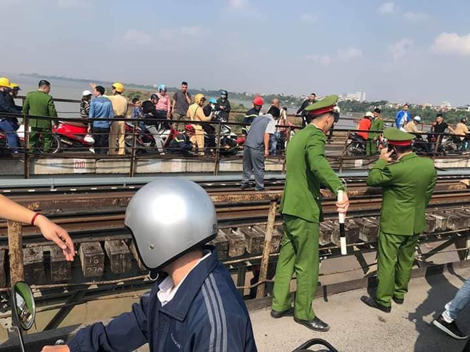 Cảnh sát dòng dây xuống cứu ông bố ôm con nhỏ định nhảy cầu Long Biên - Ảnh 1.