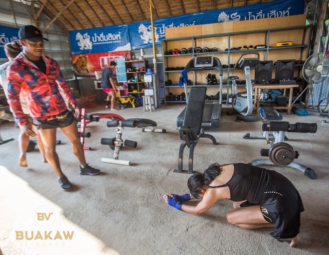 Võ lâm Thái Lan tranh cãi khi nhiều đấu sĩ cùng quỳ lạy “Thánh Muay Thái” Buakaw - Ảnh 9.