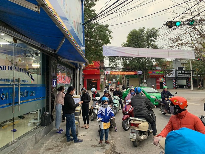 Người dân ở Nghệ An được tặng hàng nghìn khẩu trang y tế miễn phí phòng virus corona - Ảnh 2.