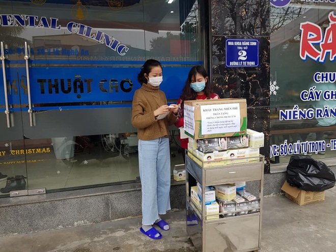 Người dân ở Nghệ An được tặng hàng nghìn khẩu trang y tế miễn phí phòng virus corona - Ảnh 1.