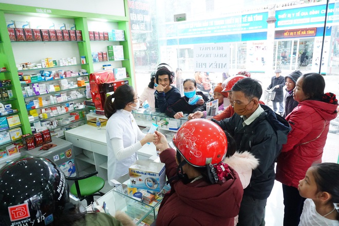 Người dân ở Nghệ An được tặng hàng nghìn khẩu trang y tế miễn phí phòng virus corona - Ảnh 4.