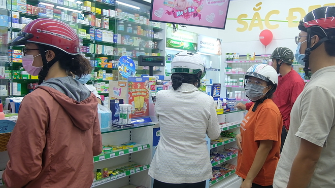 VIDEO: Trước đại dịch virus corona, người dân TP.HCM đi 5 - 7 cửa hàng mới mua được 10 cái khẩu trang - Ảnh 4.