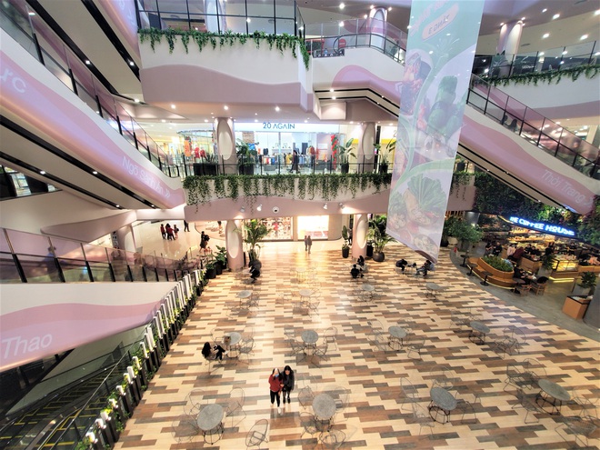 Cảnh khác lạ của loạt trung tâm thương mại, khu vui chơi mua sắm tại Hà Nội - Ảnh 2.