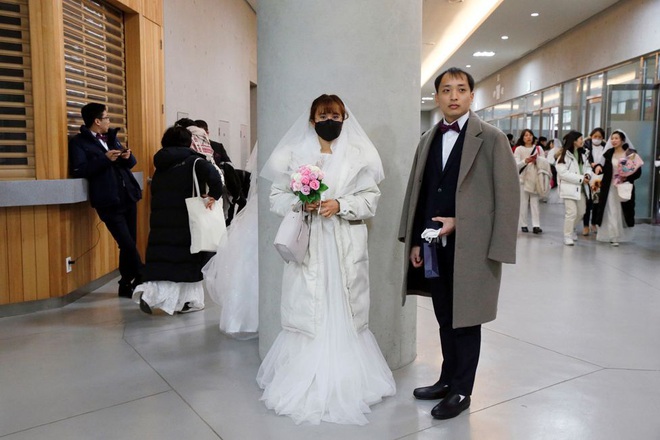 6000 cặp đôi trong đám cưới tập thể ở Hàn Quốc giữa dịch virus corona: Người đeo khẩu trang kín mít, người vẫn bất chấp trao nụ hôn - Ảnh 4.