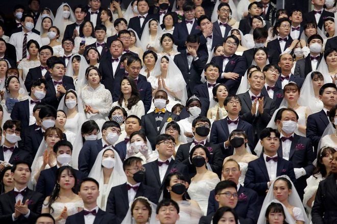 6000 cặp đôi trong đám cưới tập thể ở Hàn Quốc giữa dịch virus corona: Người đeo khẩu trang kín mít, người vẫn bất chấp trao nụ hôn - Ảnh 6.
