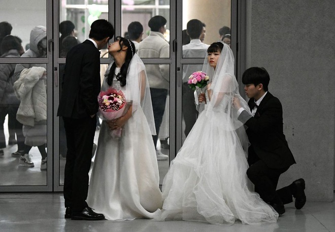 6000 cặp đôi trong đám cưới tập thể ở Hàn Quốc giữa dịch virus corona: Người đeo khẩu trang kín mít, người vẫn bất chấp trao nụ hôn - Ảnh 7.