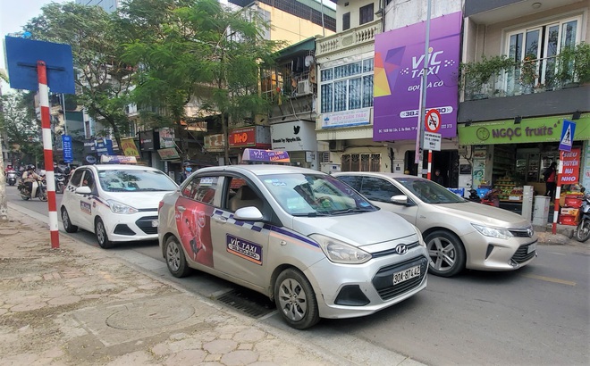 Tài xế Vic Taxi tắt đàm, bỏ làm kéo đến trụ sở hãng biểu tình - Ảnh 8.