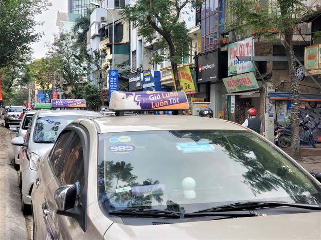 Tài xế Vic Taxi tắt đàm, bỏ làm kéo đến trụ sở hãng biểu tình - Ảnh 9.