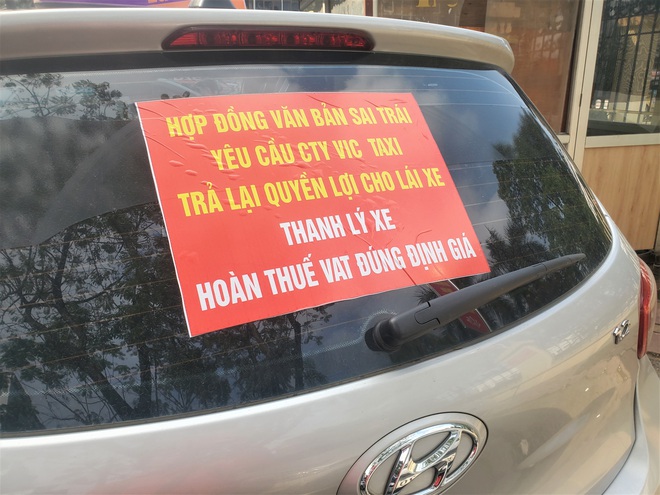 Tài xế Vic Taxi tắt đàm, bỏ làm kéo đến trụ sở hãng biểu tình - Ảnh 4.